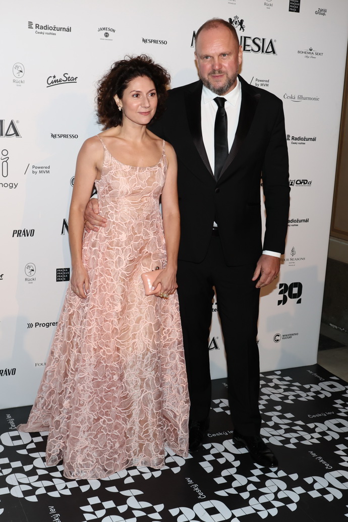 Co se ovšem ke smokingu nehodí, je kravata, která patří k obleku. Režisér David Ondříček tady šlápl vedle.