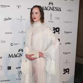 Herečka Denisa Barešová oblékla nádherné bílé šaty od návrhářky Zuzany Kubíčkové, které byly zčásti průhledné.