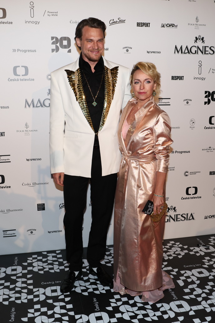 Co se týče dress codu black tie, zde platí, že má mít muž smoking a bílou košili. Jak vidíte na snímku, Dyk má košili černou a rozhalenou bez motýlku a sako bílé. Kreativně skvělé, ale proti black tie jsou i bílé ponožky, ač ladí k saku.