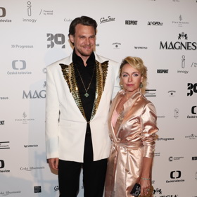 Asi největší pozornost upoutali manželé Vojtěch a Tatiana Dykovi. Jejich outfitům dominovalo bílé sako se zlatými křídly (klopami) a blyštivé šaty doplněné metalickým kabátem.