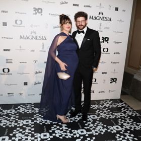 Jenovéfa Boková čeká s přítelem Adamem první miminko. Bříško se jí krásně dmulo v tmavě modrých šatech značky Leeda, které doplnila psaníčkem a lodičkami v pudrové barvě.