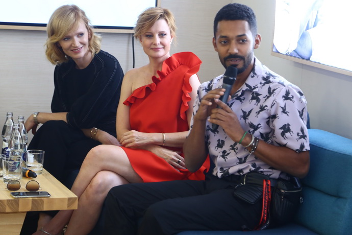 Yemi A.D. na snímku s herečkami Aňou Geislerovou a Jitkou Schneiderovou.