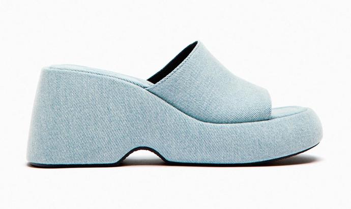Drobnost nakonec, která umí rozvířit jindy klidné vody džínové módy. Pantofle na platformě perfektně sednou k vašim denimovým variacím, Zara 1 299 Kč.