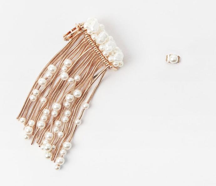 Když dojdou kamínky, zkuste perly, také zapůsobí. V podání páru rozdílných náušnic Zara i příjemnou pořizovací cenou 399 Kč.