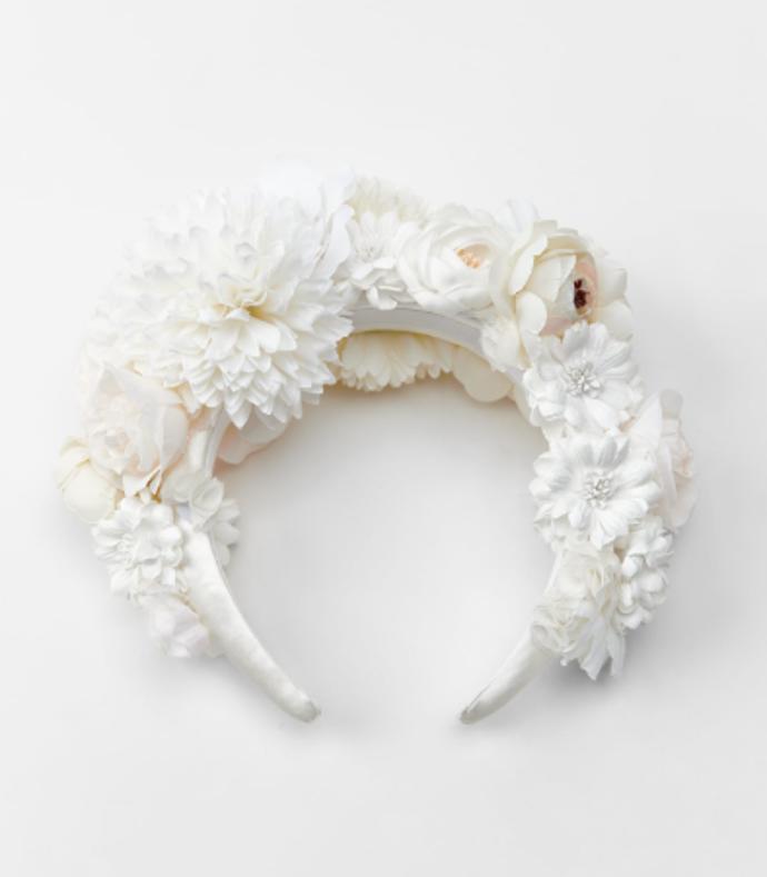 Chcete jednoduchý outfit pozvednout o třídu výš? Nepřehlédnutelnost nám zajistí čelenka s umělými květy, pořídíte ji v Zaře za 999 Kč.