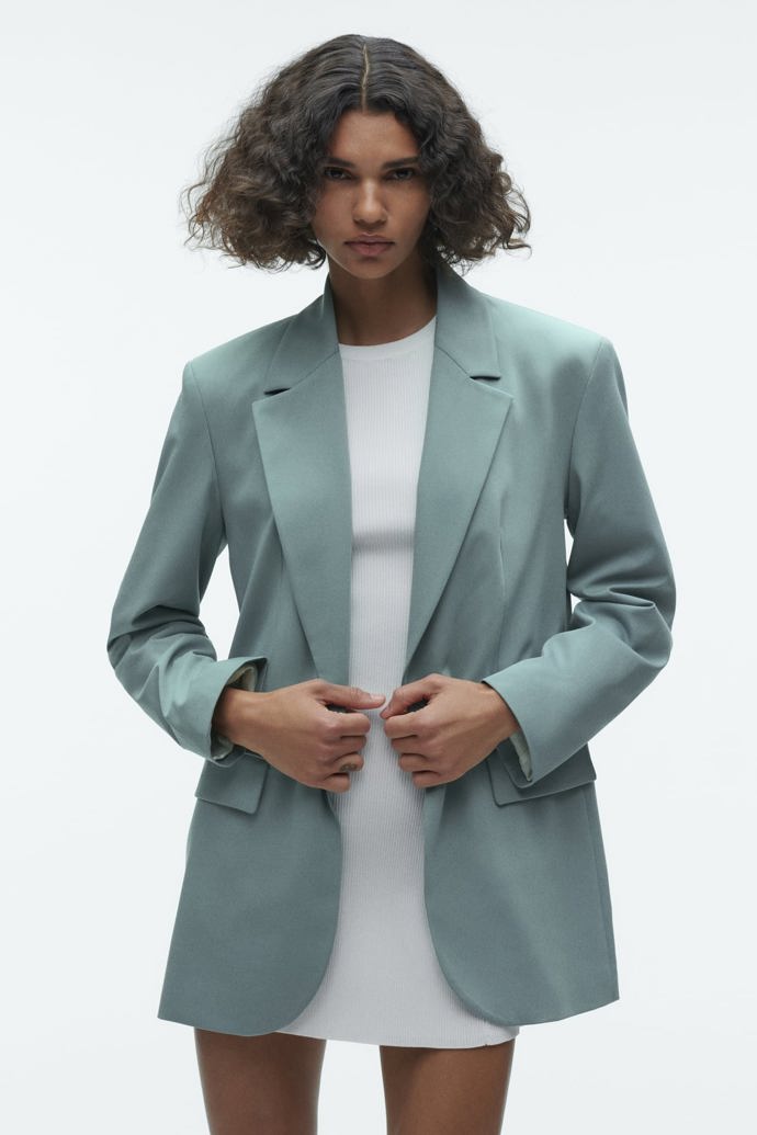 A že se vám takový blejzr bude hodit i za běžných denních okolností, dokazuje styling podobného kousku s minišaty. Dokonalá souhra, která vypadá velice chic. Prodloužený blejzr Zara, 1 399 Kč