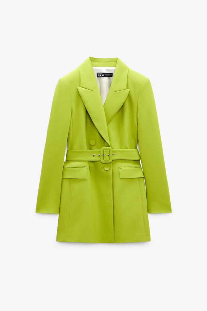 Sako nebo šaty? Obojí je možné! V limetkové zeleni obzvlášť nepřehlédnutelné prodloužené sako s páskem Zara za 1 799 Kč.
