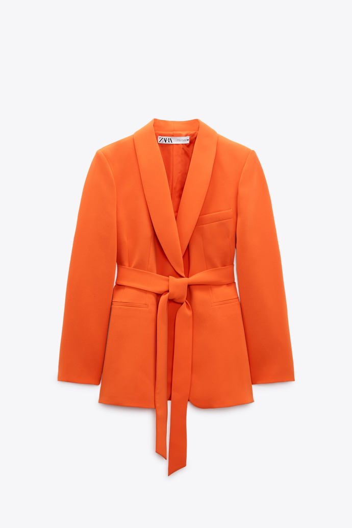 Mezi signálními odstíny vedle žluté či zelené jasně září také šťavnatá oranžová. A že se jí letos dostává prostoru. K elegantnímu saku se šálovou fazonou a vázačkou Zara (1 999 Kč) můžete doladit i stejně elegantní kalhoty.