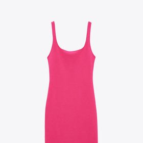 Bodycon šaty v zářivém odstínu růžové se nejspíš zabydlí ve vašem dovolenkovém kufru. Ideální kousek pro parné letní dny také pořídíte v Zaře za příjemných 399 Kč.