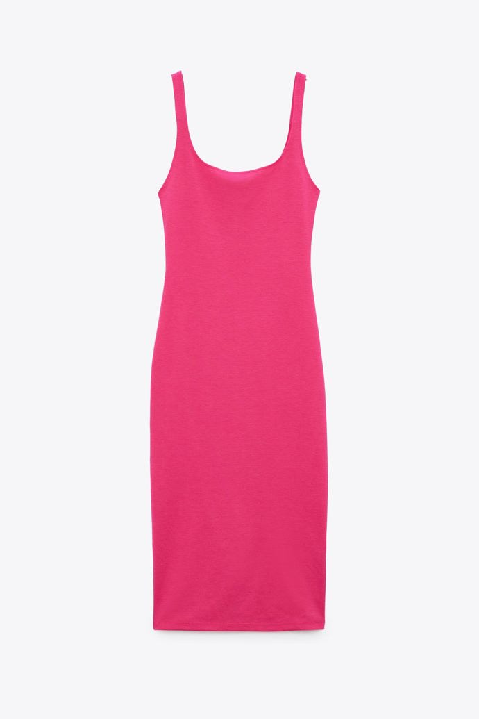 Bodycon šaty v zářivém odstínu růžové se nejspíš zabydlí ve vašem dovolenkovém kufru. Ideální kousek pro parné letní dny také pořídíte v Zaře za příjemných 399 Kč.