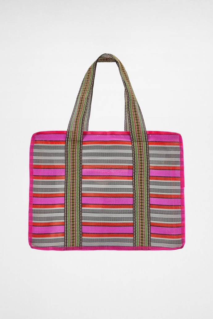 Těm, kdo touží po trendu, ale necítí se komfortně ve výrazných barvách, poslouží i doplňky, které signální odstíny nesou jen v náznacích, jako pruhovaná taška Zara, 499 Kč.