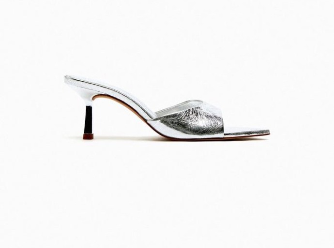 Každý centimetr navíc se počítá, ale nemusíte stále balancovat na jehlách. Zkuste jen o pár centimetrů zvýšený pohled na svět v pantoflíčcích Zara, 999 Kč.