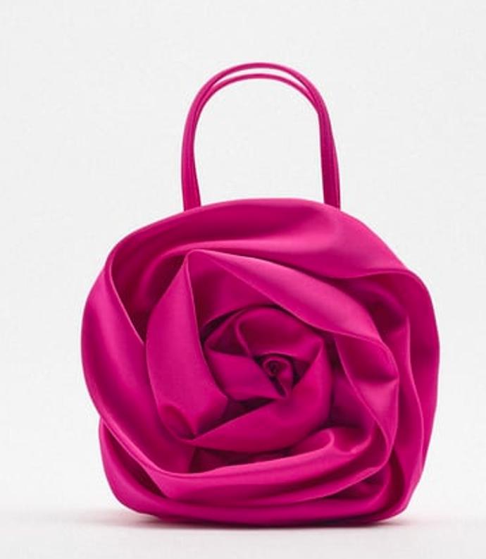Kabelku ve tvaru rozkvetlého poupěte Zara (999 Kč) můžete nosit v ruce nebo využít popruh přes rameno. Zářivý tón je skvělou volbou pro rozsvícení monochromatických outfitů.