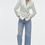 Dvouřadý tvídový blejzr se zlatými knoflíky, který na sobě Kate měla, pořídíte v Zaře za 1 599 Kč.