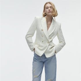 Dvouřadý tvídový blejzr se zlatými knoflíky, který na sobě Kate měla, pořídíte v Zaře za 1 599 Kč.