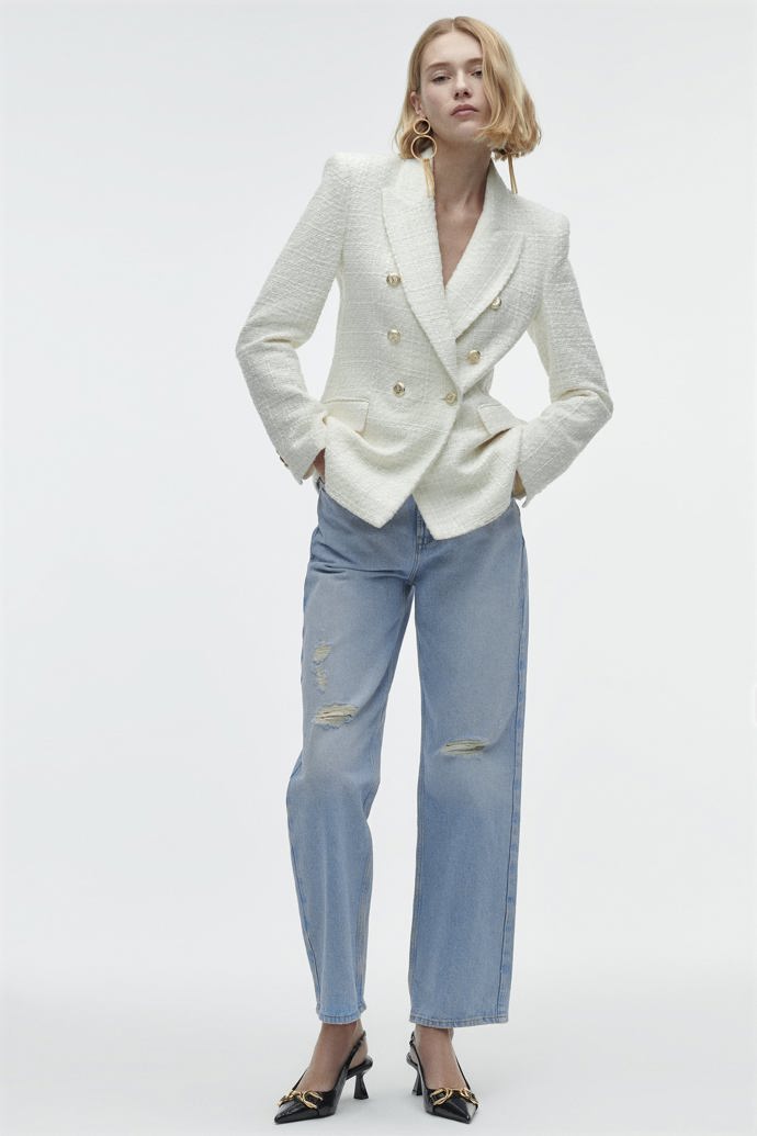Dvouřadý tvídový blejzr se zlatými knoflíky, který na sobě Kate měla, pořídíte v Zaře za 1 599 Kč.