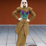 Zevnitř ven. Trend vrstvení prádla na viditelné pozice nemohl módním pábitelům uniknout.