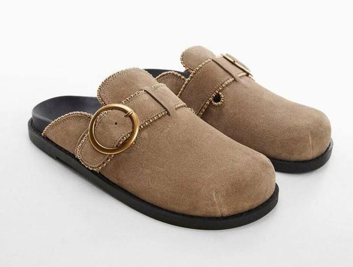 A u pantoflí, ve kterých bychom dřív šli spíš s košem než mezi lidi, ještě zůstaneme. Model značky Mango za 1 790 Kč.