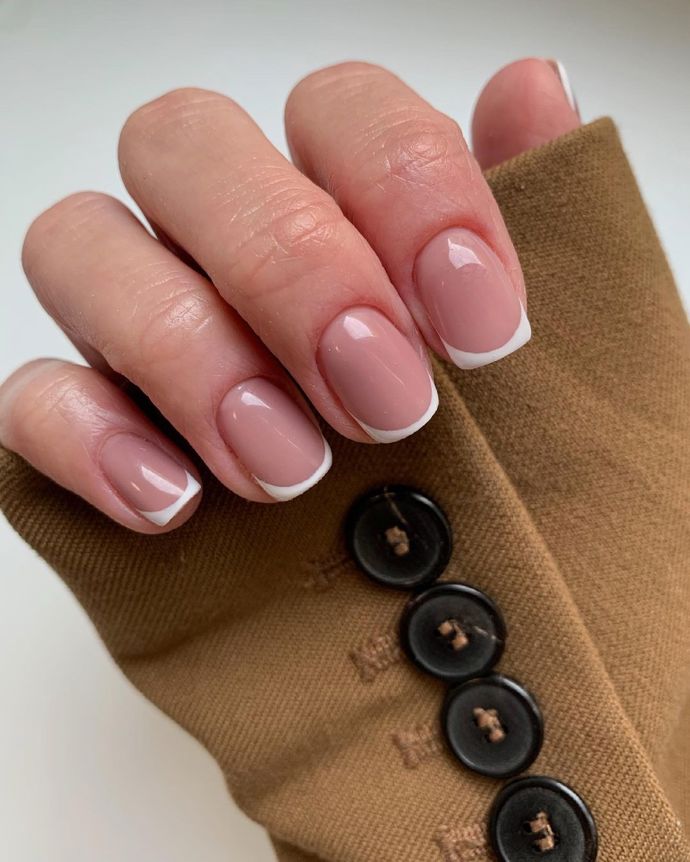 Takto vypadají nehty s mikrofrancií ze salonu d.v.a. nail.