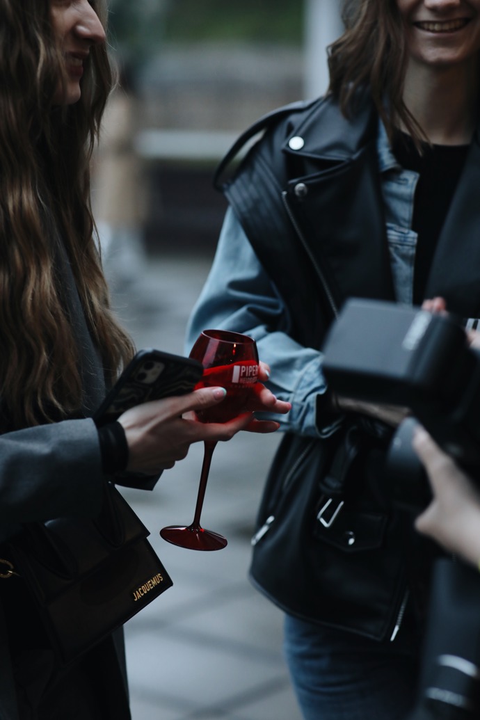 Atmosféru víkendových dní dotvářely stylové červené skleničky na šampaňské.