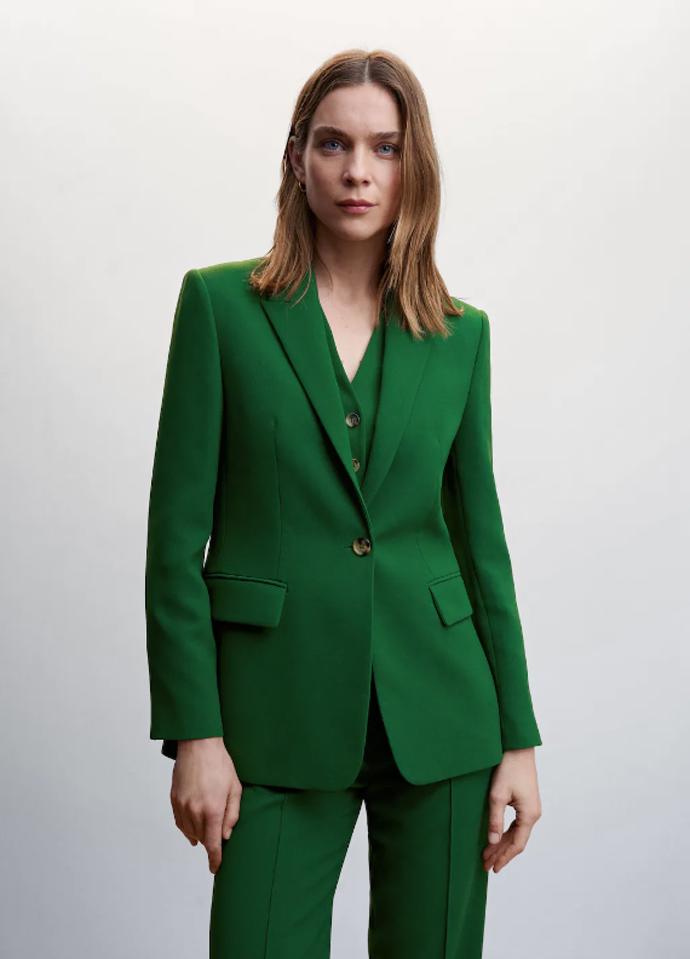 Tmavší odstín zelené se objevuje také v aktuální nabídce značky Mango. A i zde v kompletním looku od hlavy k patě.