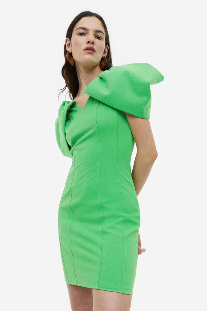 Svěží světle zelený tón sluší bodycon šatům s výraznými rameny od značky H&M. Cena: 799 Kč