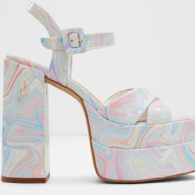Vliv 70. let dýchá i z psychedelicky vybarvených sandálů na platformě Aldo za 3 590 Kč.