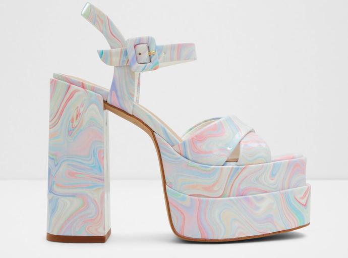 Vliv 70. let dýchá i z psychedelicky vybarvených sandálů na platformě Aldo za 3 590 Kč.