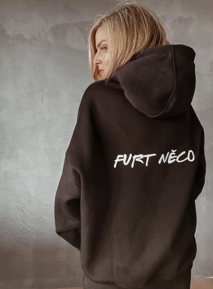 Výkřiky vystihují také produkty známého tria kamarádek 3v1ofiko, tedy Martiny Pártlové, Nikol Leitgeb a Veroniky Arichtevy. Jejich "merch" je postaven na oblíbených okřídlených hláškách. Mikina Furt Něco, 1 590 Kč