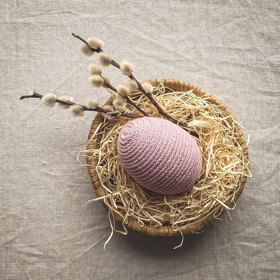 Pokud si rozumíte s háčkem, máte tohle nerozbitné vajíčko hotové raz dva. Pak stačí vybrat vhodné místo, kam jej uložit. Miska s naaranžovaným senem, slámou či hoblinami a pár větviček kočiček. Nic víc nebude potřeba, aby vznikla tato půvabná velikonoční dekorace.