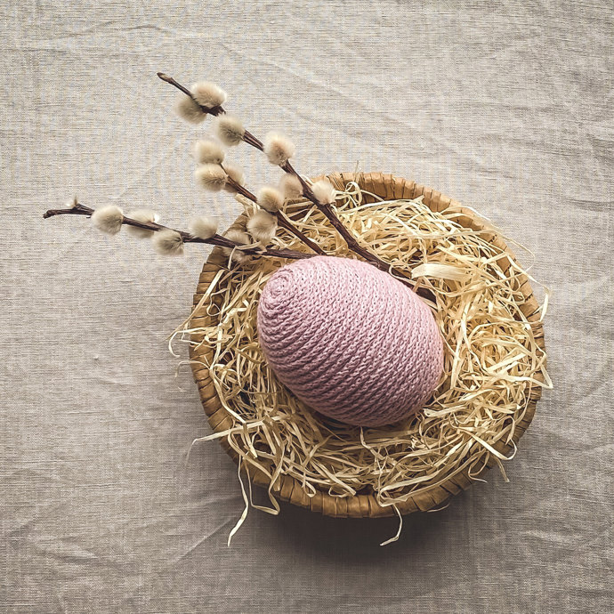 Pokud si rozumíte s háčkem, máte tohle nerozbitné vajíčko hotové raz dva. Pak stačí vybrat vhodné místo, kam jej uložit. Miska s naaranžovaným senem, slámou či hoblinami a pár větviček kočiček. Nic víc nebude potřeba, aby vznikla tato půvabná velikonoční dekorace.