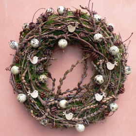 Věnec z přírodnin nikdy neomrzí. Líbivé pojetí větvičkové vazby se srdcem z mechu ozdobily navíc skořápky křepelčích vajíček. Ty se nejen díky drobným rozměrům skvěle hodí do různých velikonočních či jarně laděných aranžmá.