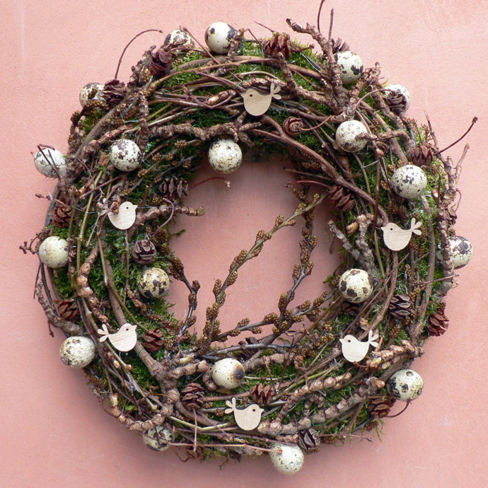Věnec z přírodnin nikdy neomrzí. Líbivé pojetí větvičkové vazby se srdcem z mechu ozdobily navíc skořápky křepelčích vajíček. Ty se nejen díky drobným rozměrům skvěle hodí do různých velikonočních či jarně laděných aranžmá.