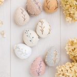 Háčkovaná vajíčka můžou navíc zdobit drobné květinové výšivky. Velice elegantní způsob, jak vytvořit závěsné dekorace nebo drobná dekorativní aranžmá.