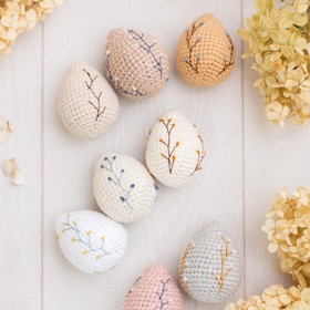 Háčkovaná vajíčka můžou navíc zdobit drobné květinové výšivky. Velice elegantní způsob, jak vytvořit závěsné dekorace nebo drobná dekorativní aranžmá.