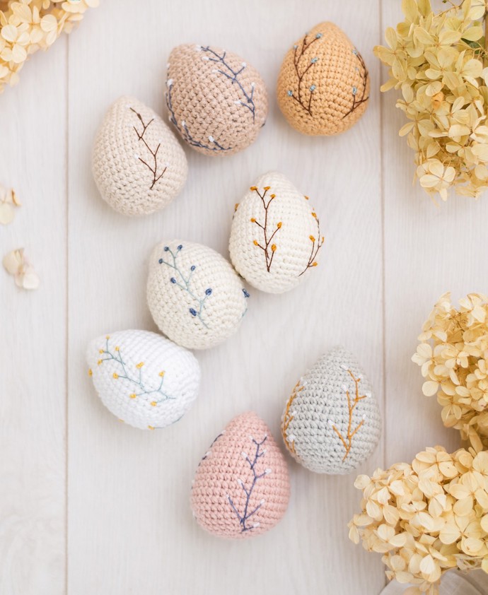 Háčkovaná vajíčka můžou navíc zdobit drobné květinové výšivky. Velice elegantní způsob, jak vytvořit závěsné dekorace nebo drobná dekorativní aranžmá.