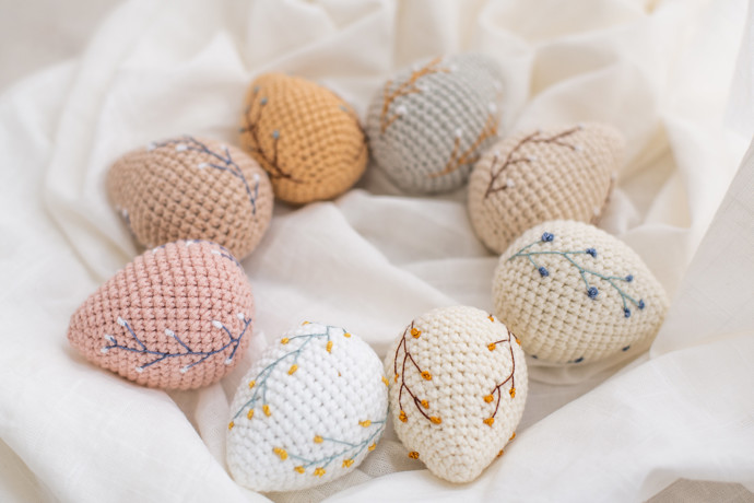 Seskládejte vyšívaná vajíčka do tvaru věnce, sešijte je či jinak spojte a můžete podobný výtvor využít i jako věnec na dveře či dekoraci slavnostní tabule. To postačí jen vajíčka vyskládat na ošatku či podobný talířek.