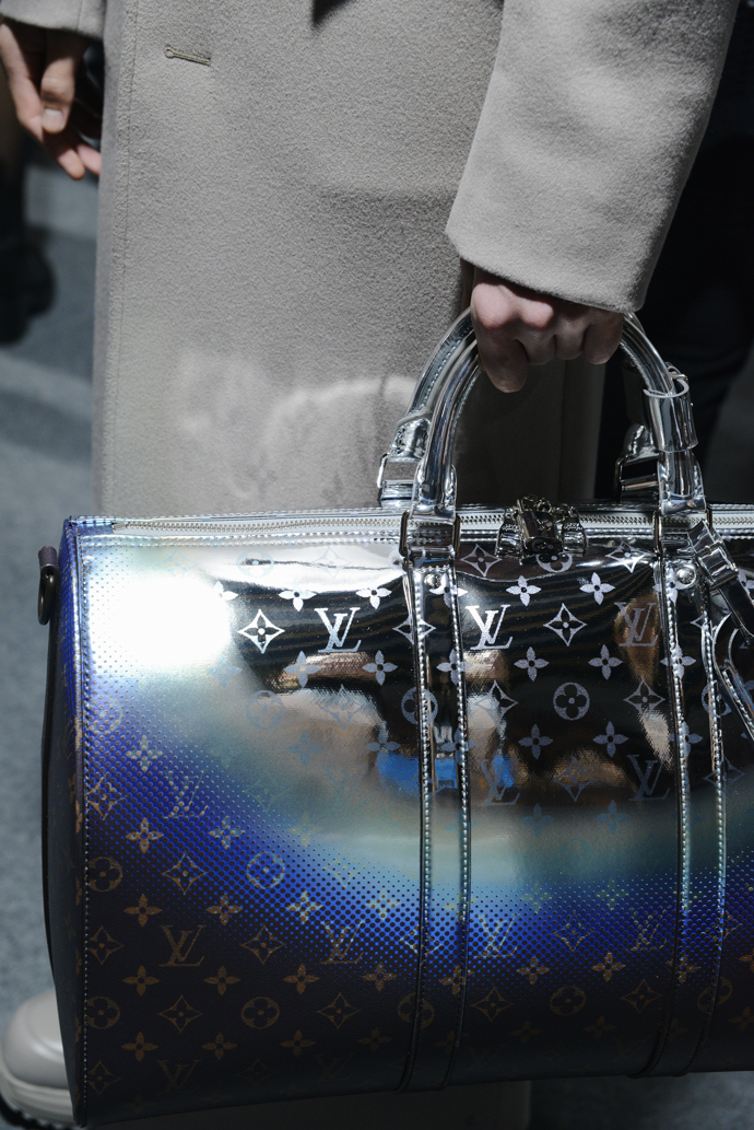 Limitky umí oslnit. Metalický povrch v dezénu Monogram.