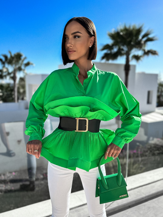 V zářivých barvách. Zvýraznit vosí pas lze i pomocí volánky obdařené halenky s přidaným páskem. (Erika Fashion, 1 199 Kč)