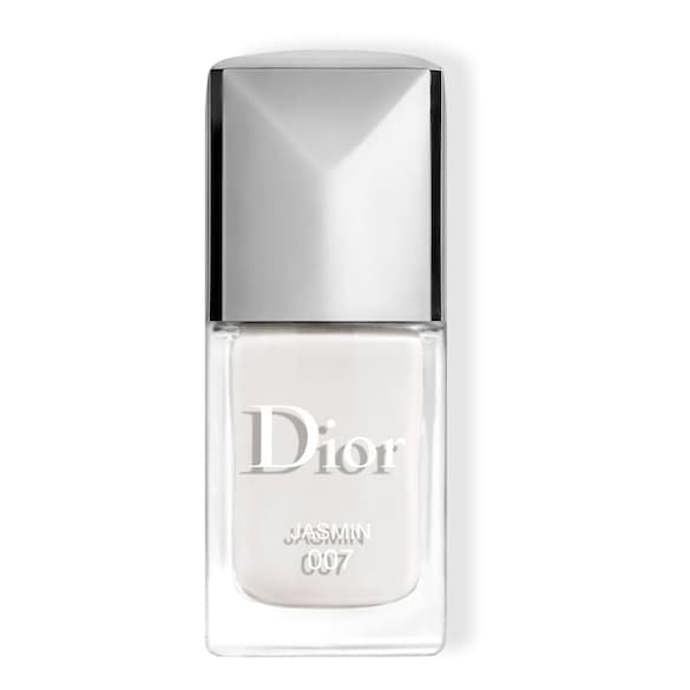 Na bílé konečky francie můžete vyzkoušet Dior Vernis Gel Effect Nail Lacquer v odstínu Jasmine obohacený o květinový výtažek z pivoňky a pistáciové pryskyřice. Cena 790 Kč