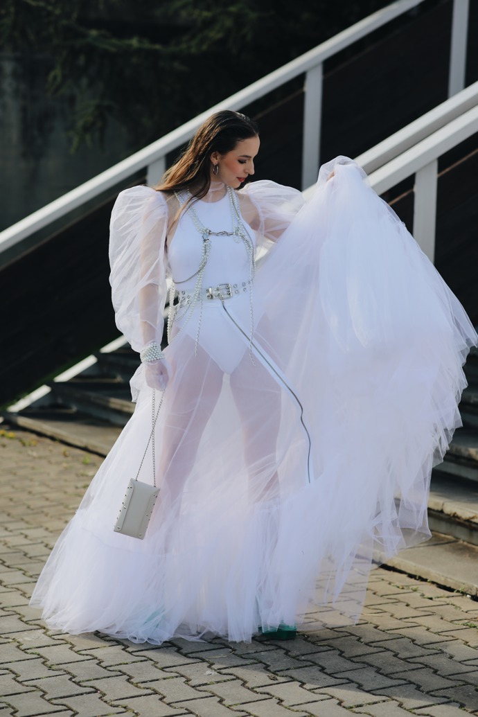 Trend transparentních kousků lze uchopit i ve vskutku velkolepém pojetí. 