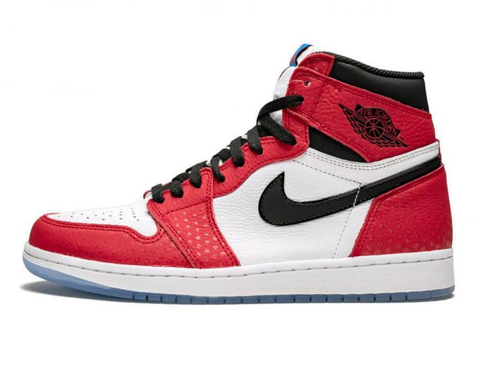 Totožný model? Možná na první pohled, tato edice už svou nedostupností poslala cenu o pár desítek tisíc výše. Air Jordan 1 Retro High za 36 500 Kč.