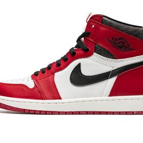 Poměrně dostupná varianta legendárního kousku. Air Jordan 1 Retro High Chicago Lost And Found za pěkných 10 700 Kč pořídíte ve speciálních sběratelských edicích obchodů s botami typu sneakers.