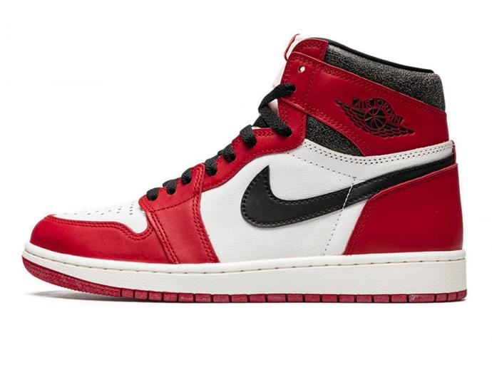 Poměrně dostupná varianta legendárního kousku. Air Jordan 1 Retro High Chicago Lost And Found za pěkných 10 700 Kč pořídíte ve speciálních sběratelských edicích obchodů s botami typu sneakers.