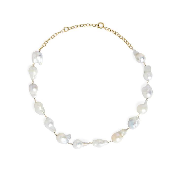 Říční perly velkých rozměrů na krátkém náhrdelníku zn. Arket umí působit impozantně. (2 700 Kč)