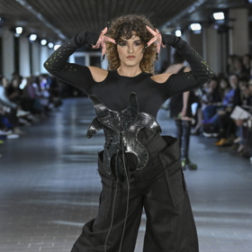 Přehlídka kolekce Jana Smejkala připomínala performance a obsahovala prvky tance Vogue.