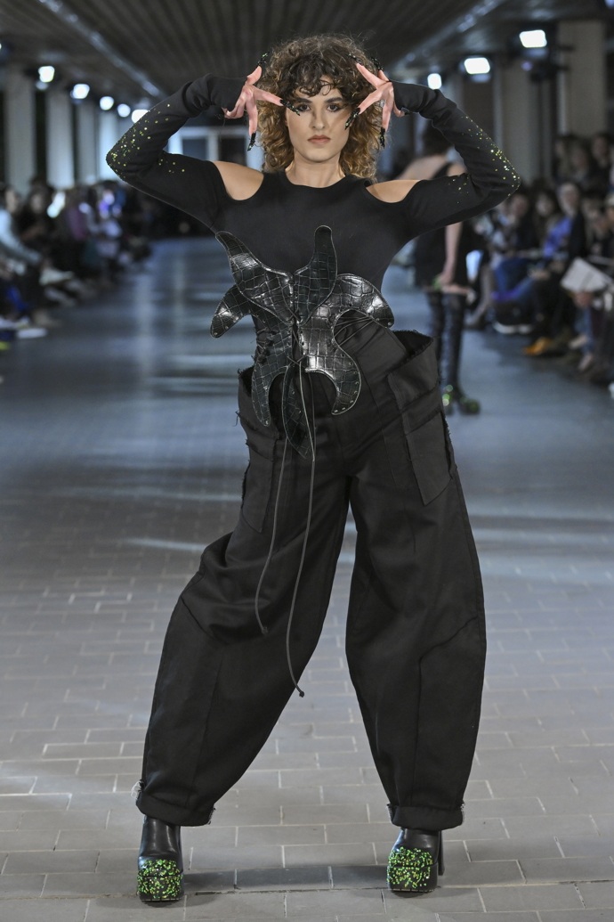 Přehlídka kolekce Jana Smejkala připomínala performance a obsahovala prvky tance Vogue.