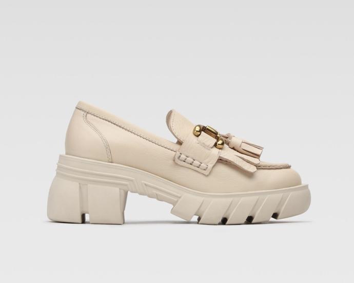 Nápadný oddělený podpatek a designové propracovaná platforma zdobí i model značky Badura. Cena 2 599 Kč