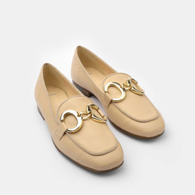 Inspirace může mít mnoho podob. Výraznější kovová ozdoba dodá elegantní botě na nápadnosti. Baťa, 2 599 Kč