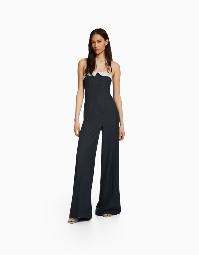 Korzetové prvky zesilují svůj vliv na všech frontách. A sluší i v podobě sexy overalů. Tuxedo styl v podání značky Bershka, 1 199 Kč.